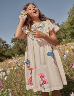 apranga lt Boden kūdikis plazdančiomis rankovėmis suknelė su aplikacijomis vanilės ankšties 284XZZ344