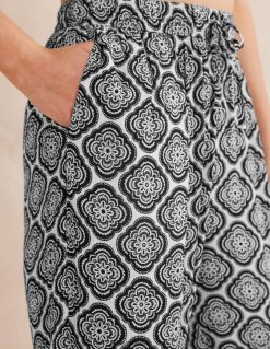 apranga lt Boden moterys užtraukiamos raukšlėtos kelnės juodi ir botaniniai skaistalai 284XZZ1494